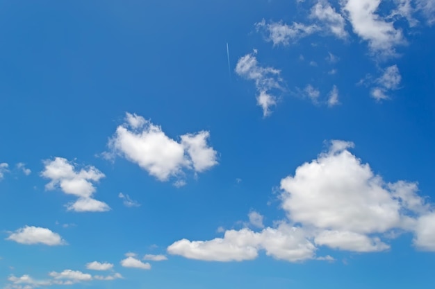 Nubes blancas en el cielo azul