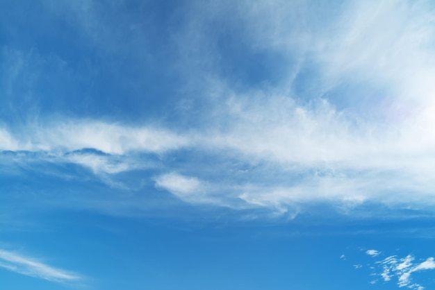 Nubes blancas en el cielo azul