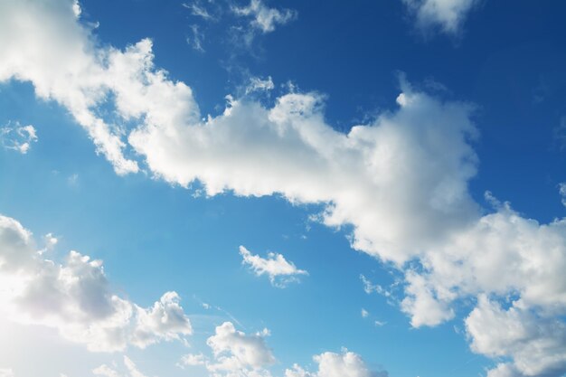 Nubes blancas y cielo azul