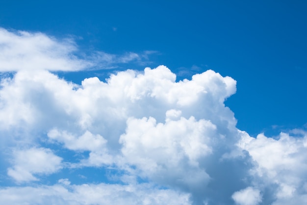 Nubes blancas con cielo azul