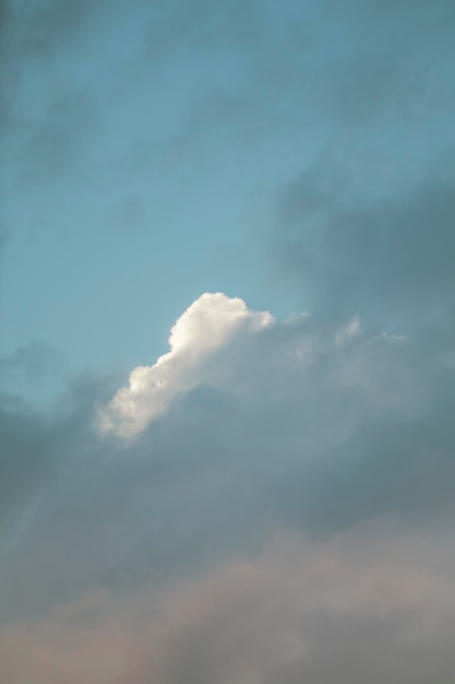 Nubes blancas con cielo azul