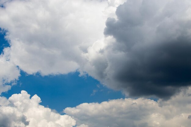 Nubes blancas y cielo azul