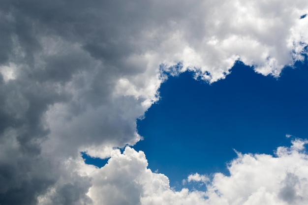 Nubes blancas y cielo azul