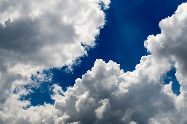 Nubes blancas y cielo azul