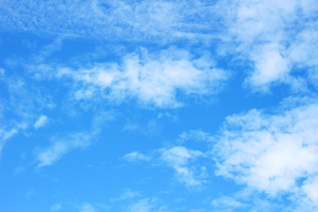 nubes blancas en el cielo azul