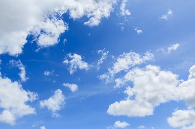 Nubes blancas en el cielo azul