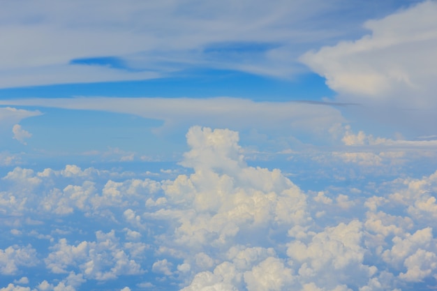 Nubes blancas en cielo azul