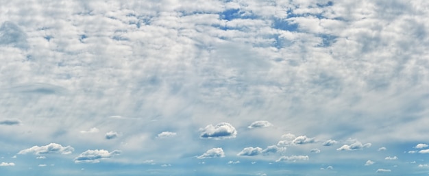 Nubes blancas en un cielo azul