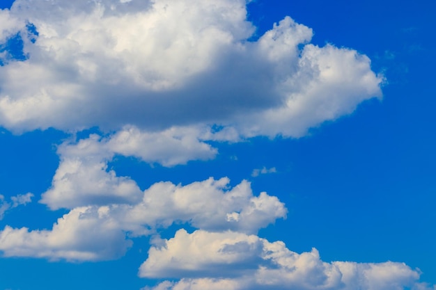 nubes blancas en el cielo azul