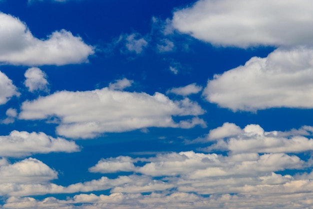 nubes blancas en el cielo azul