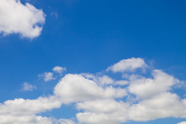 Nubes blancas en el cielo azul