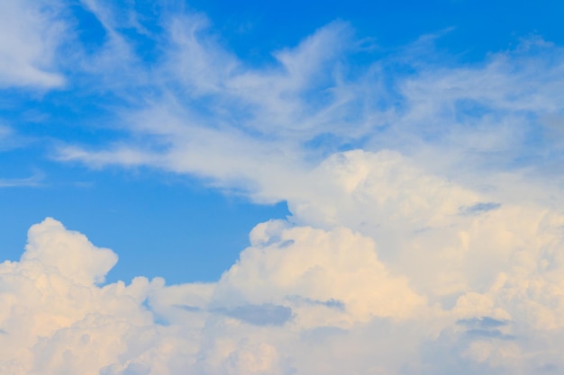 Nubes blancas en el cielo azul