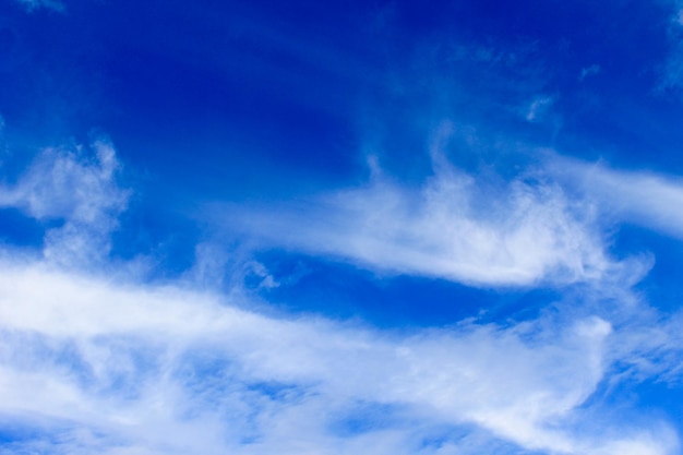 Nubes blancas en el cielo azul