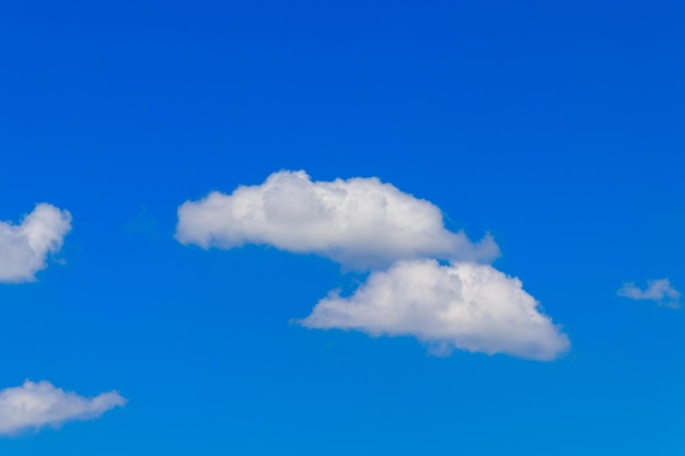 Nubes blancas en cielo azul