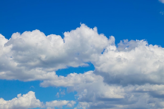 Nubes blancas en cielo azul