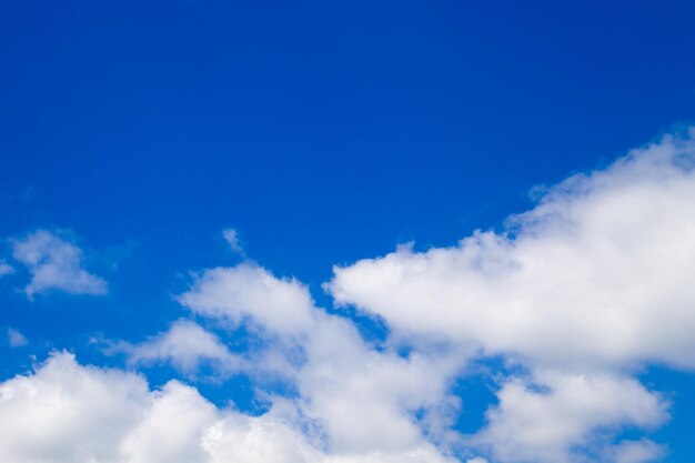 nubes blancas en el cielo azul