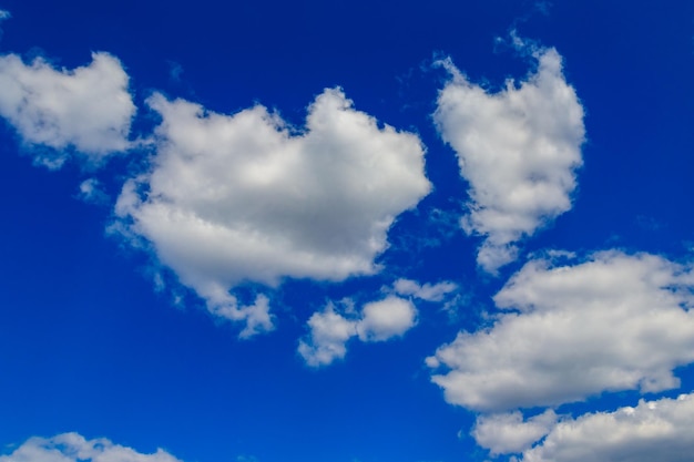 nubes blancas en el cielo azul