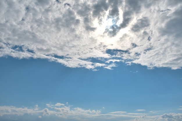 nubes blancas en el cielo azul