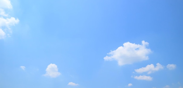 Nubes blancas y cielo azul