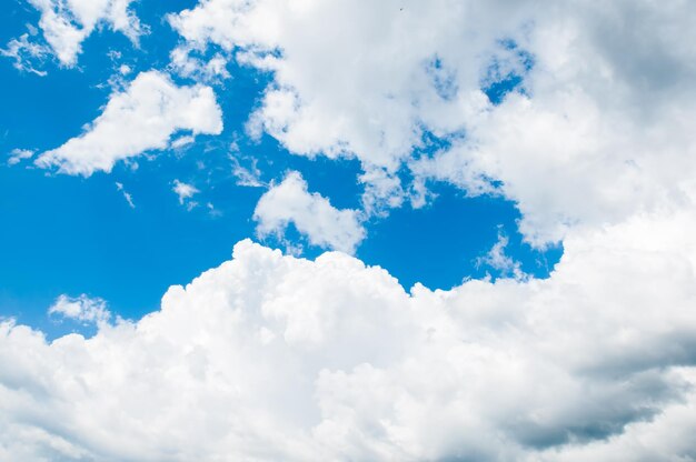 nubes blancas en el cielo azul