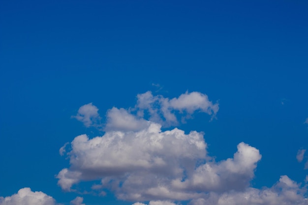 Nubes blancas en un cielo azul