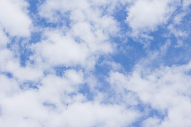 Nubes blancas en el cielo azul