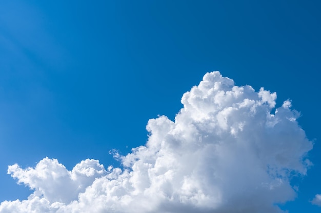 Nubes blancas en el cielo azul.