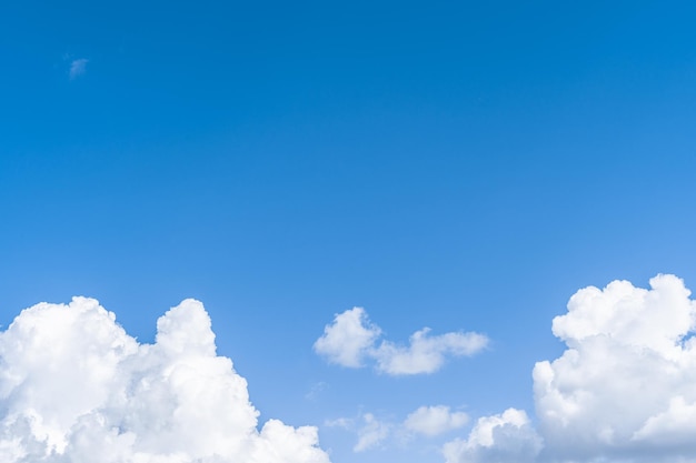 Nubes blancas en el cielo azul.