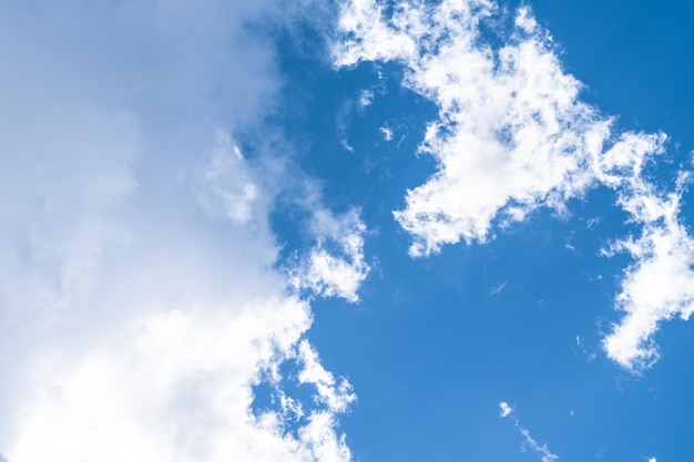 Nubes blancas en el cielo azul.