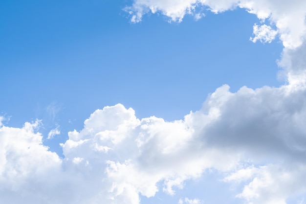 Nubes blancas en el cielo azul.