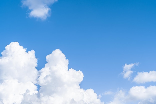 Nubes blancas en el cielo azul.