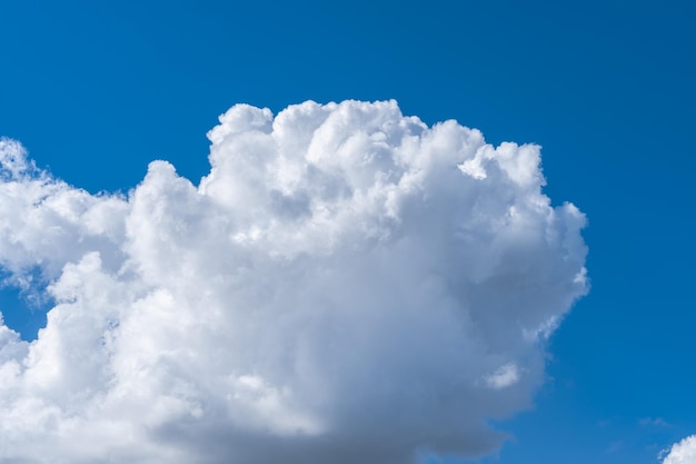 Nubes blancas en el cielo azul.