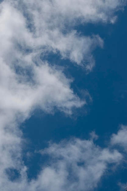 nubes blancas en un cielo azul