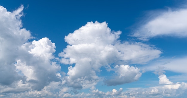 Nubes blancas en el cielo azul.