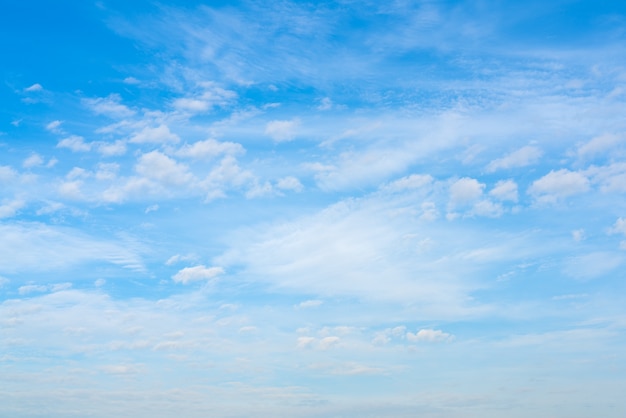 Nubes blancas en el cielo azul