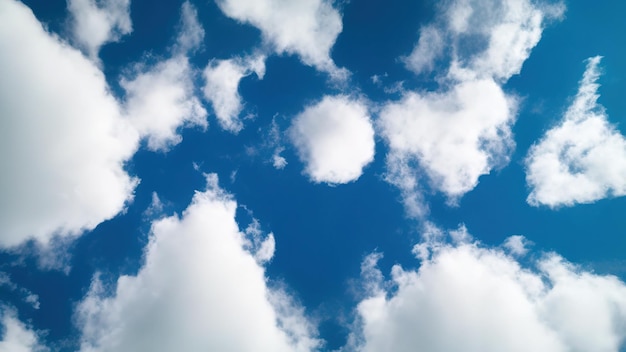 Nubes blancas y cielo azul