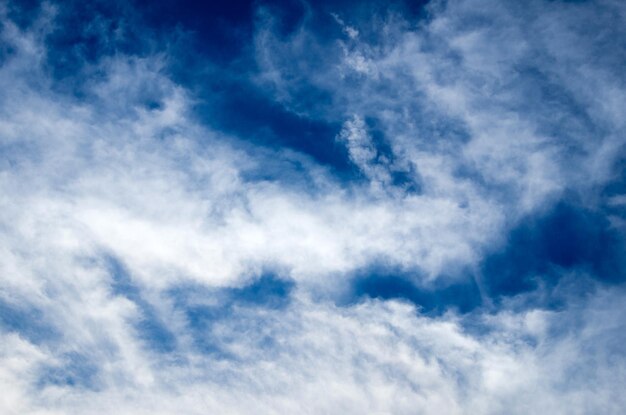 nubes blancas en el cielo azul