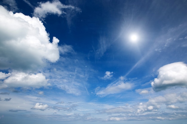 Nubes blancas en el cielo azul