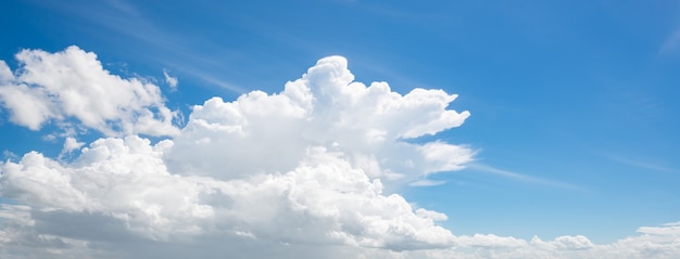 Nubes blancas en el cielo azul