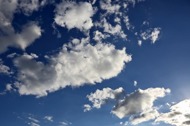 Nubes blancas en el cielo azulxA