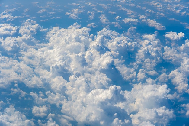 Nubes blancas y cielo una vista desde la ventana del avión