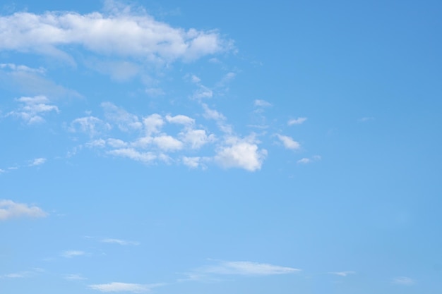 Nubes blancas en el cielo