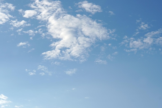 Nubes blancas en el cielo