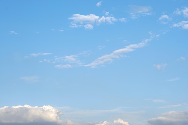 Nubes blancas en el cielo