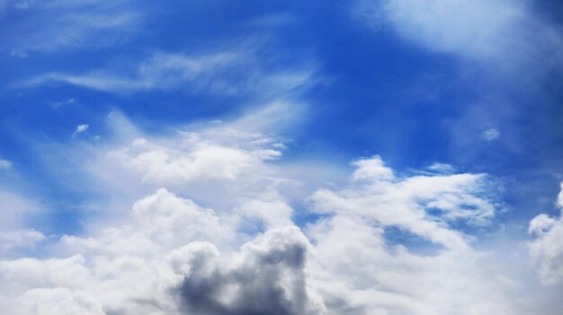 Nubes blancas en el cielo