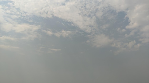 Nubes blancas en el cielo