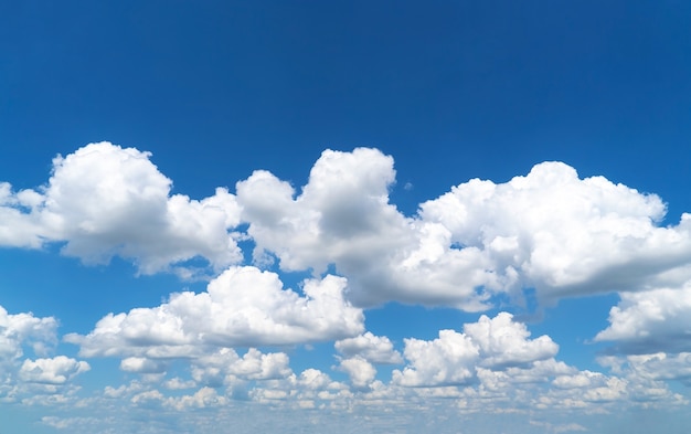 Nubes blancas como la nieve en un cielo azul. Eupatoria, Crimea.