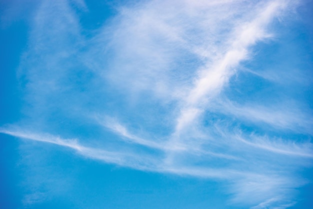 Nubes blancas en concepto de SkyBackgrounds azul claro