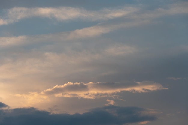 nubes blancas contra un cielo azul