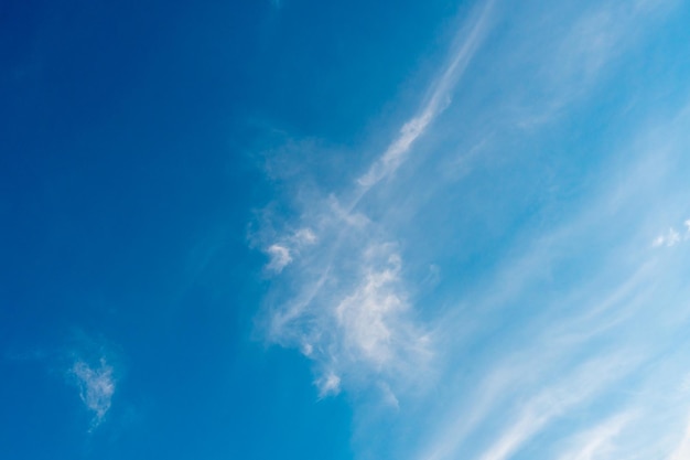 nubes blancas contra un cielo azul